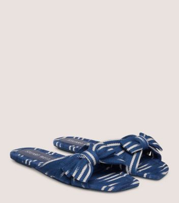 Stuart Weitzman,SANDALE CLAQUETTE SOFIA,Slide,Tissu jacquard tissé ikat,Indigo et naturel,Angle View