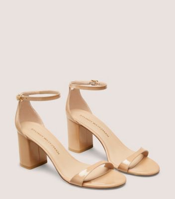 Stuart Weitzman,SANDALE À TALON BLOC NUDIST 75,Sandal,Cuir verni,Beige adobe,Angle View